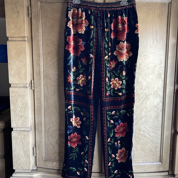 Farm Rio 🌺 Black Macaws Garden Pants - Picture 10 of 10